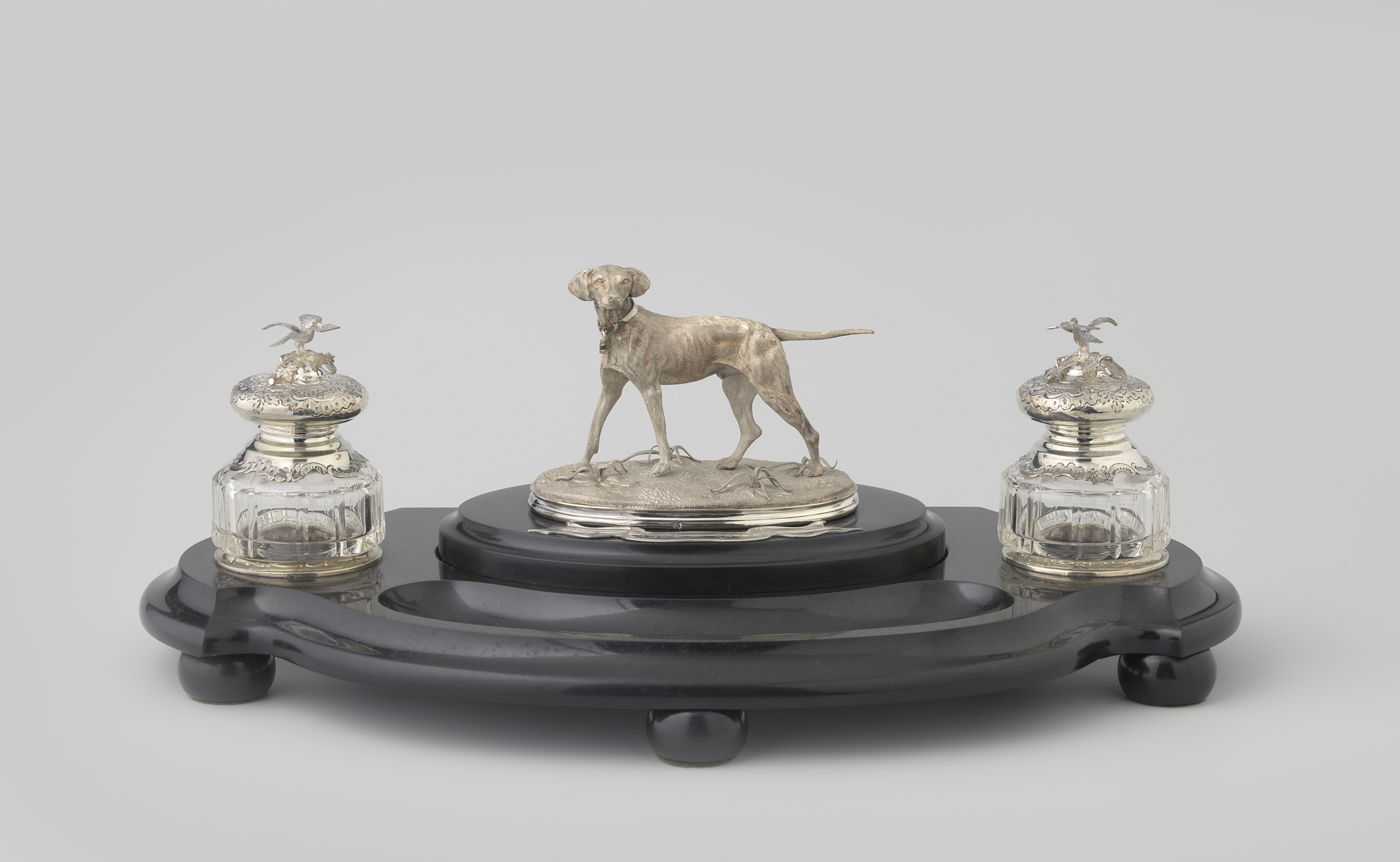 Inkstand on sculpted base with a dog by Fa. As. Bonebakker en Zoon