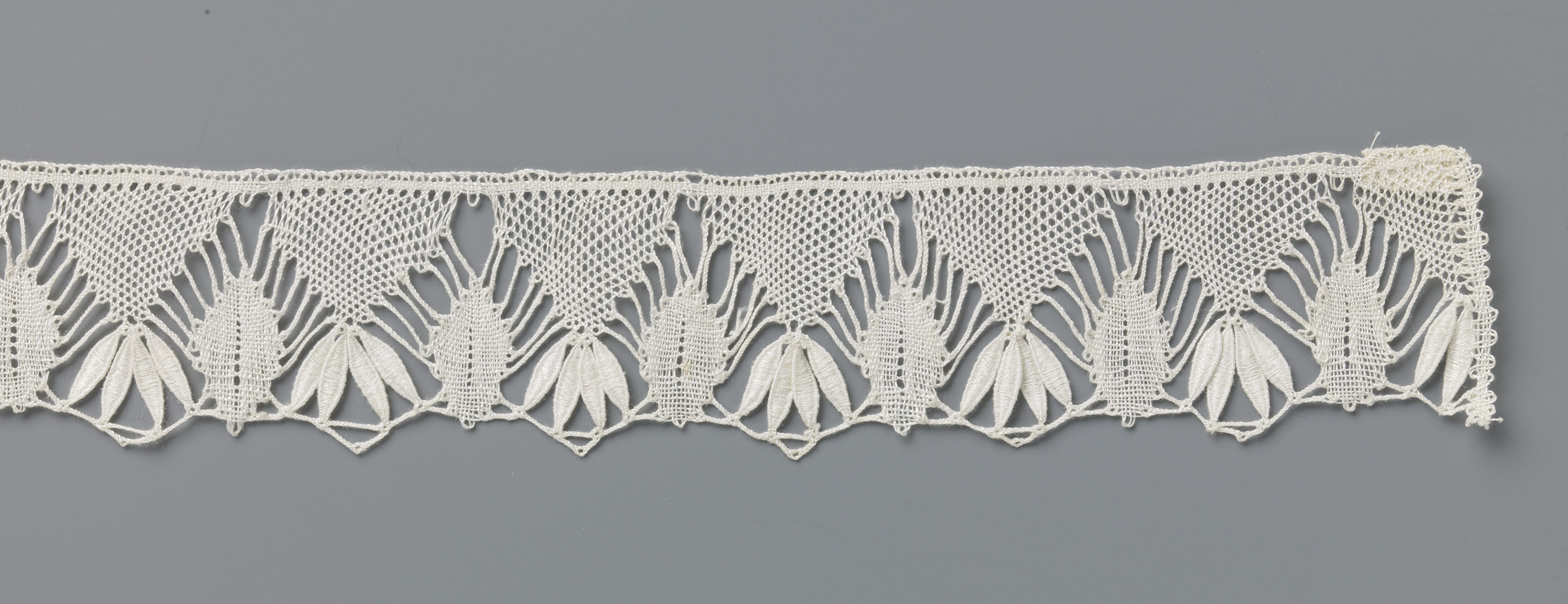 Delicate lacework titled Strook kloskant met blaadjesrand by Wilhelmina Cornelia Schutten-Putters