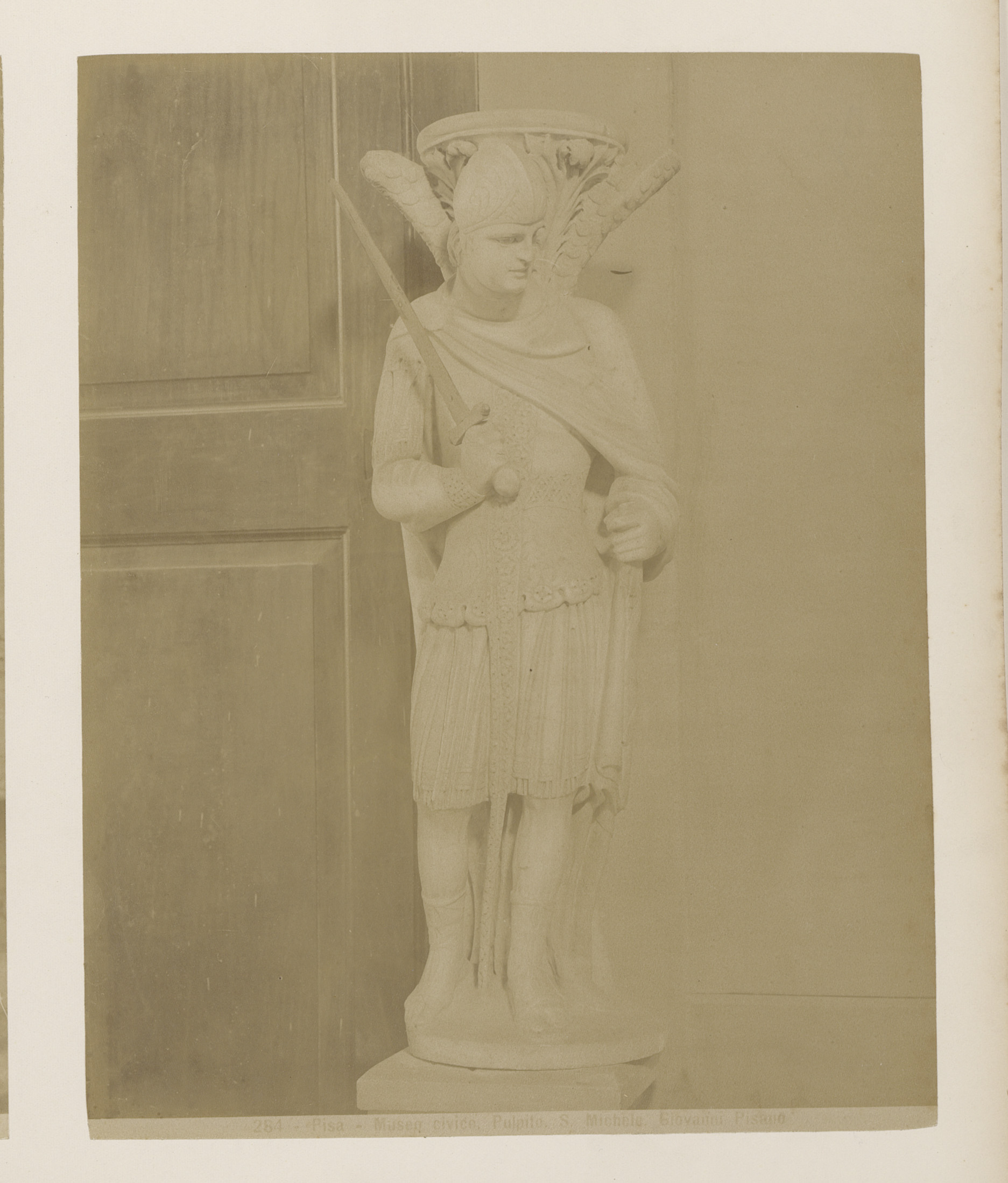 Standbeeld van de aartsengel Michaël door Giovanni Pisano in het Museo civico in Pisa, Italië, by Giacomo Brogi, public domain