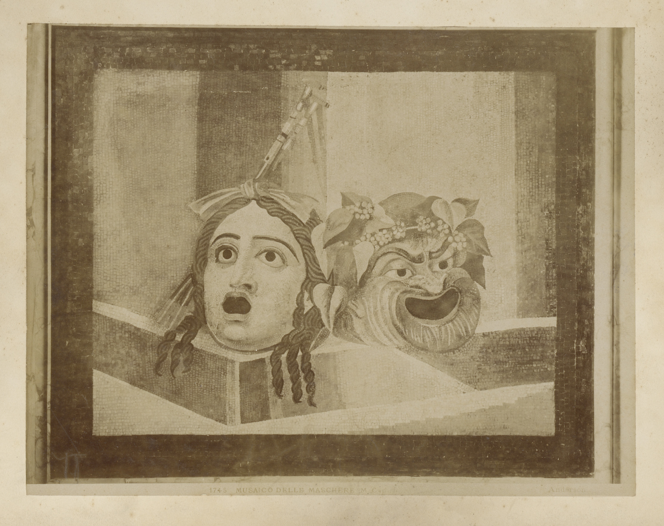 Fotoreproductie van mozaïek met maskers in de Capitolijnse Musea te Rome, by James Anderson, public domain