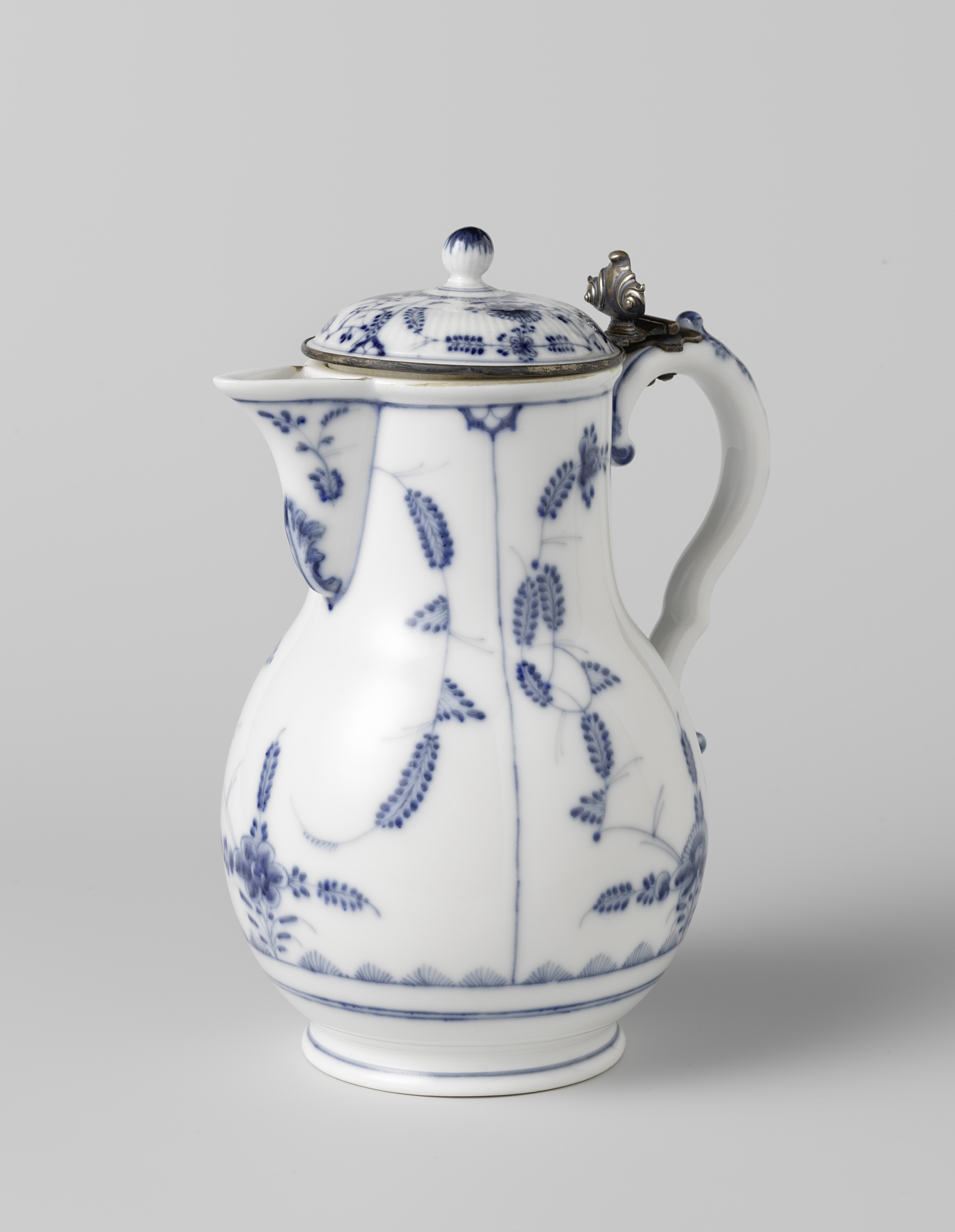 Rococo porcelain Koffiekan by Manufacture Oud-Loosdrecht with elegant curves
