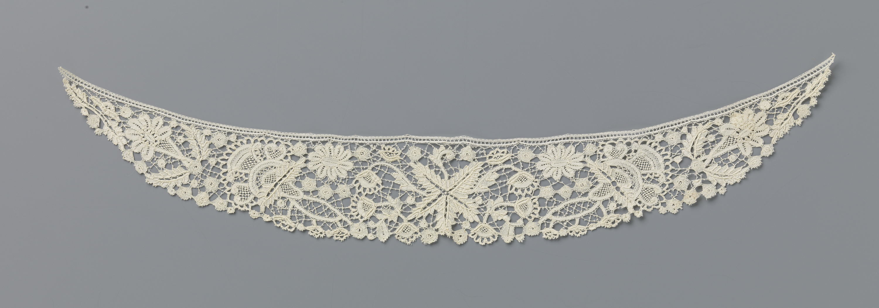 Lace collar by Martha Berkers, featuring floral patterns, lace medium, c. 1915.