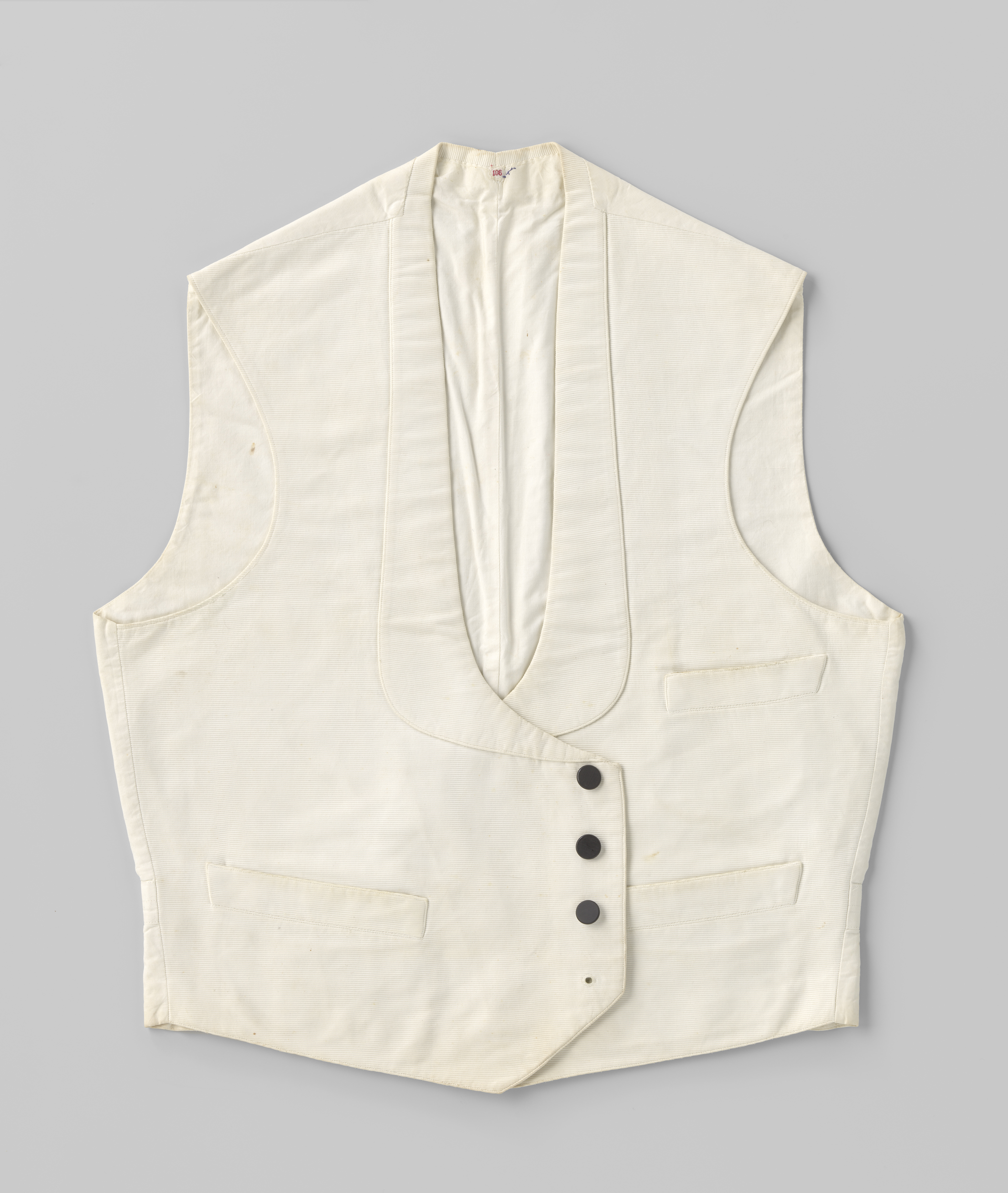 Rokvest van witte piqué, decorative fabric with embroidery by Unknown Artist