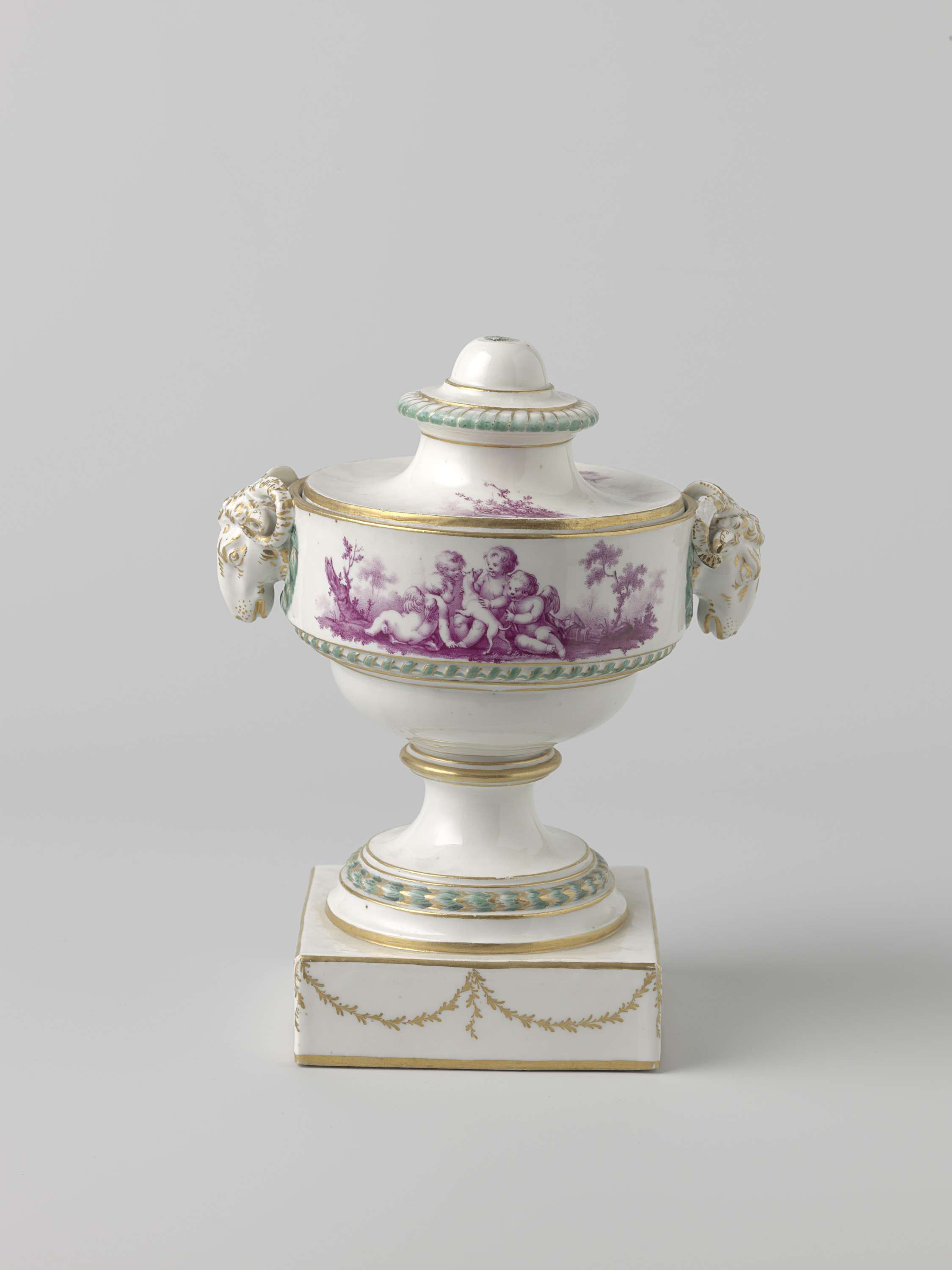 Porcelain vase with cherubic putti by Manufacture Oud-Loosdrecht