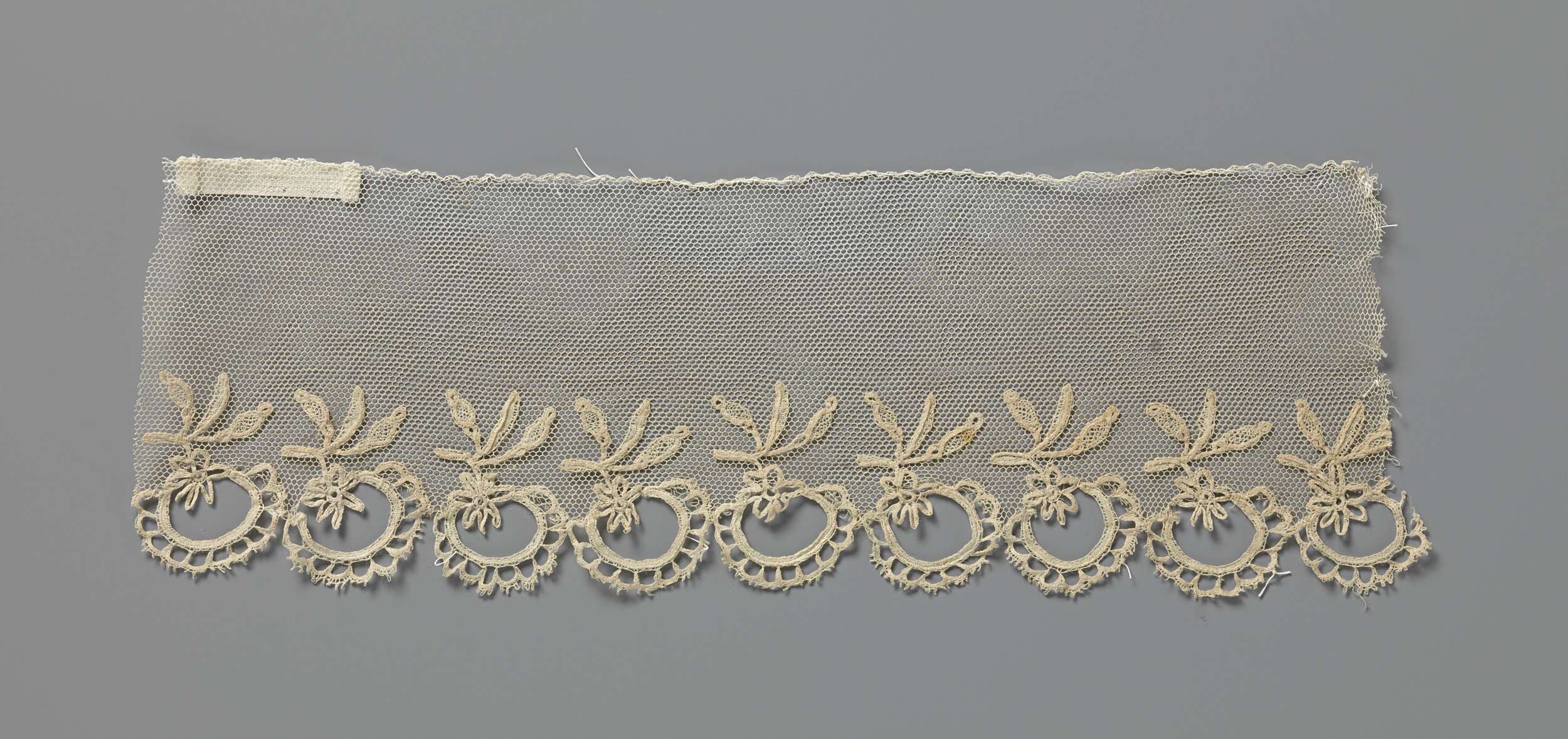 Strook applicatiekant met hangende bloemen langs de onderrand, by Unknown Artist, public domain