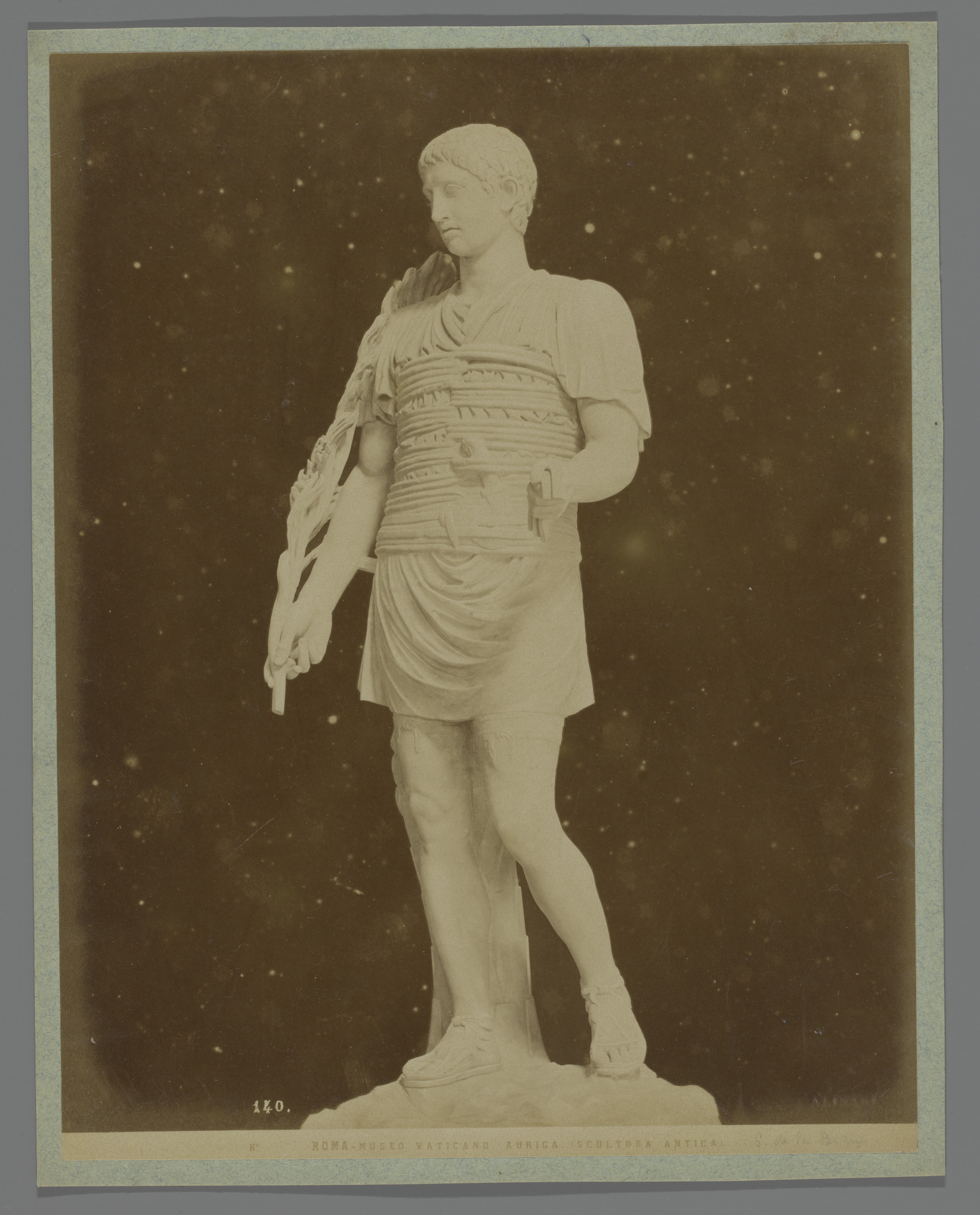 Sculptuur van een auriga of wagenmenner in de Vaticaanse Musea, Italië, by Fratelli Alinari, public domain