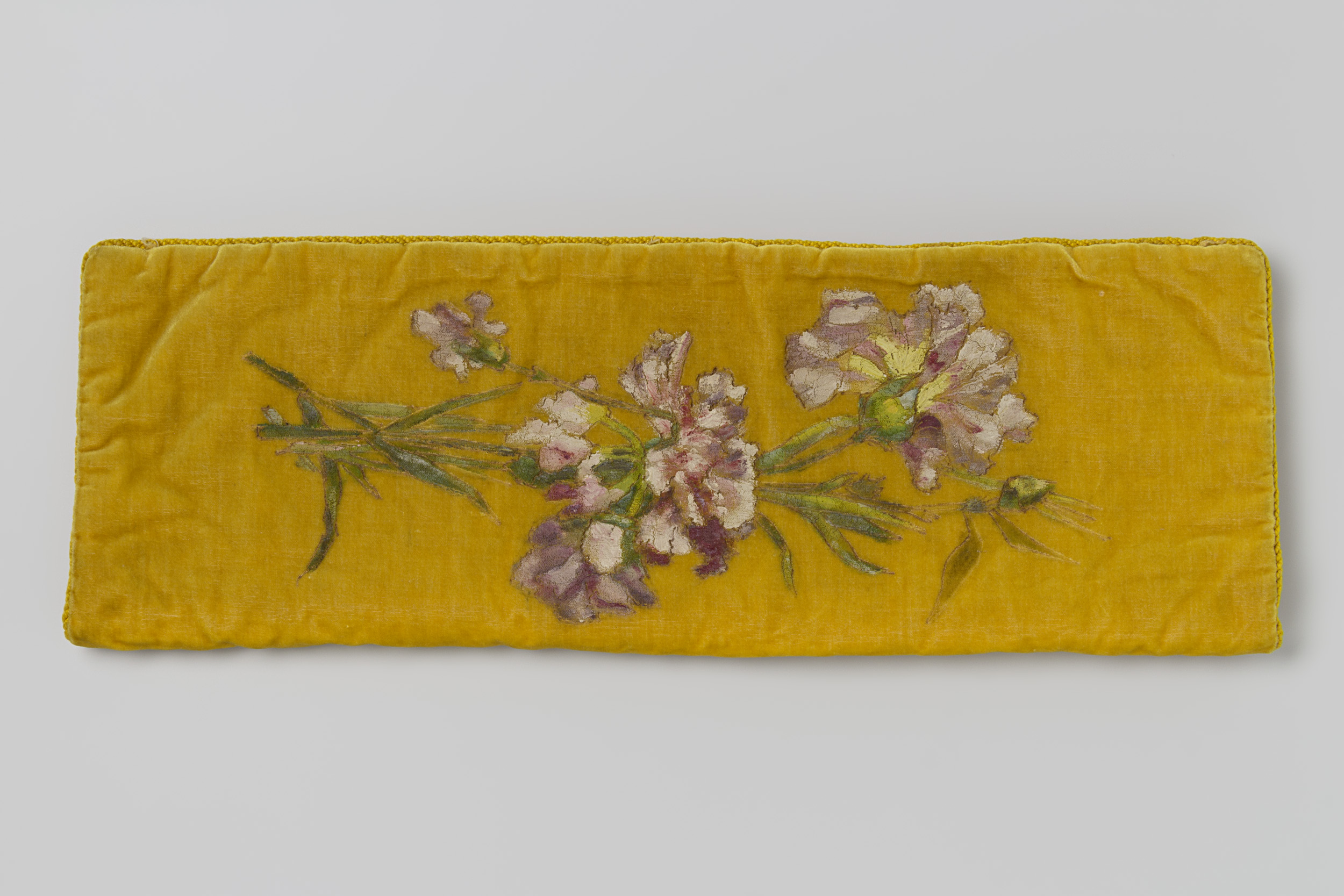 Sachet made of silk by Adriana Diderika van Houweninge, featuring anjeer branches.