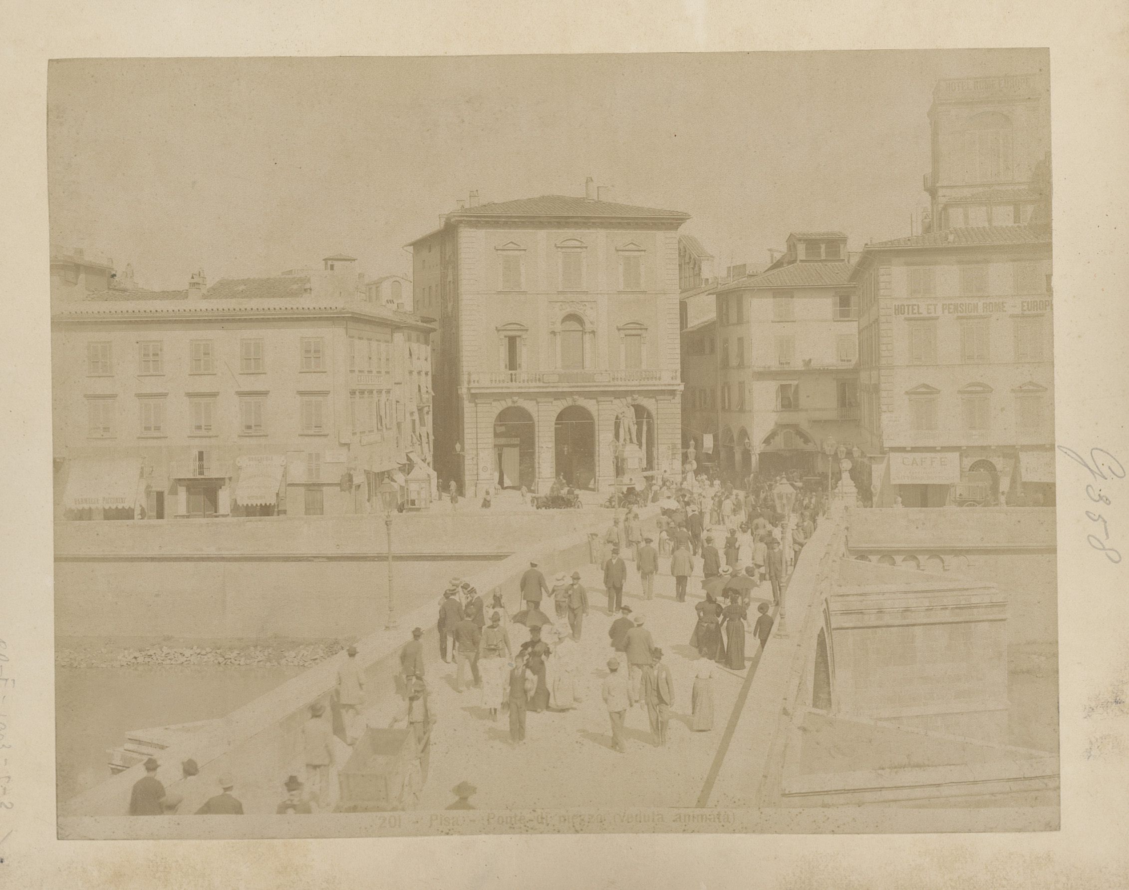 Gezicht op een brug in Pisa, Italië, by Giacomo Brogi, public domain