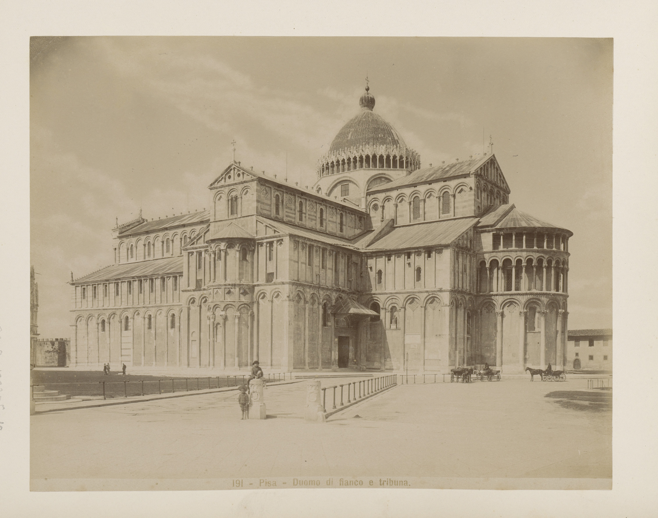 Gezicht op de Dom te Pisa, Italië, by Giacomo Brogi, public domain