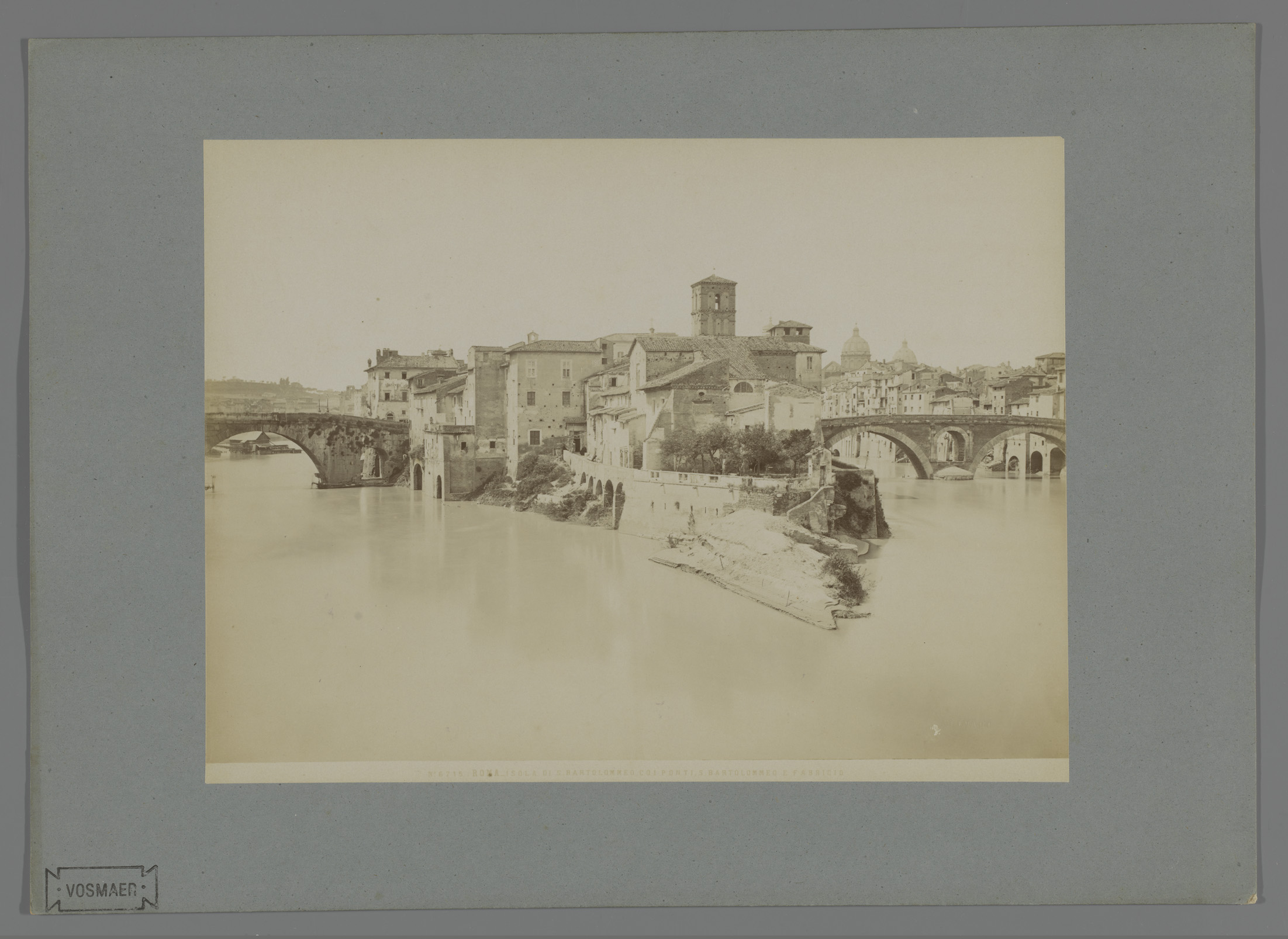 Gezicht op het Tibereiland te Rome, Italië, by Fratelli Alinari, public domain