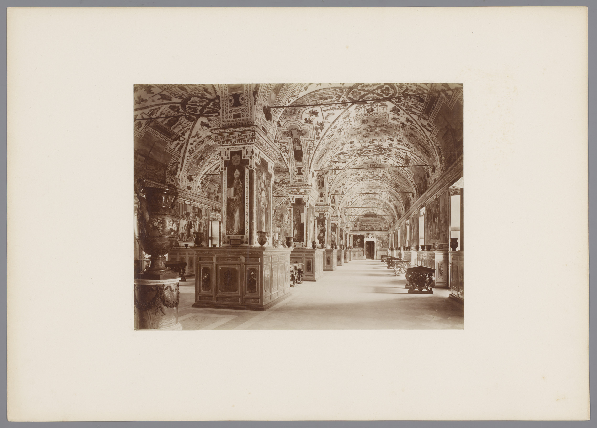 Galerij in de Vaticaanse Bibliotheek, Italië, by Giacomo Brogi, public domain