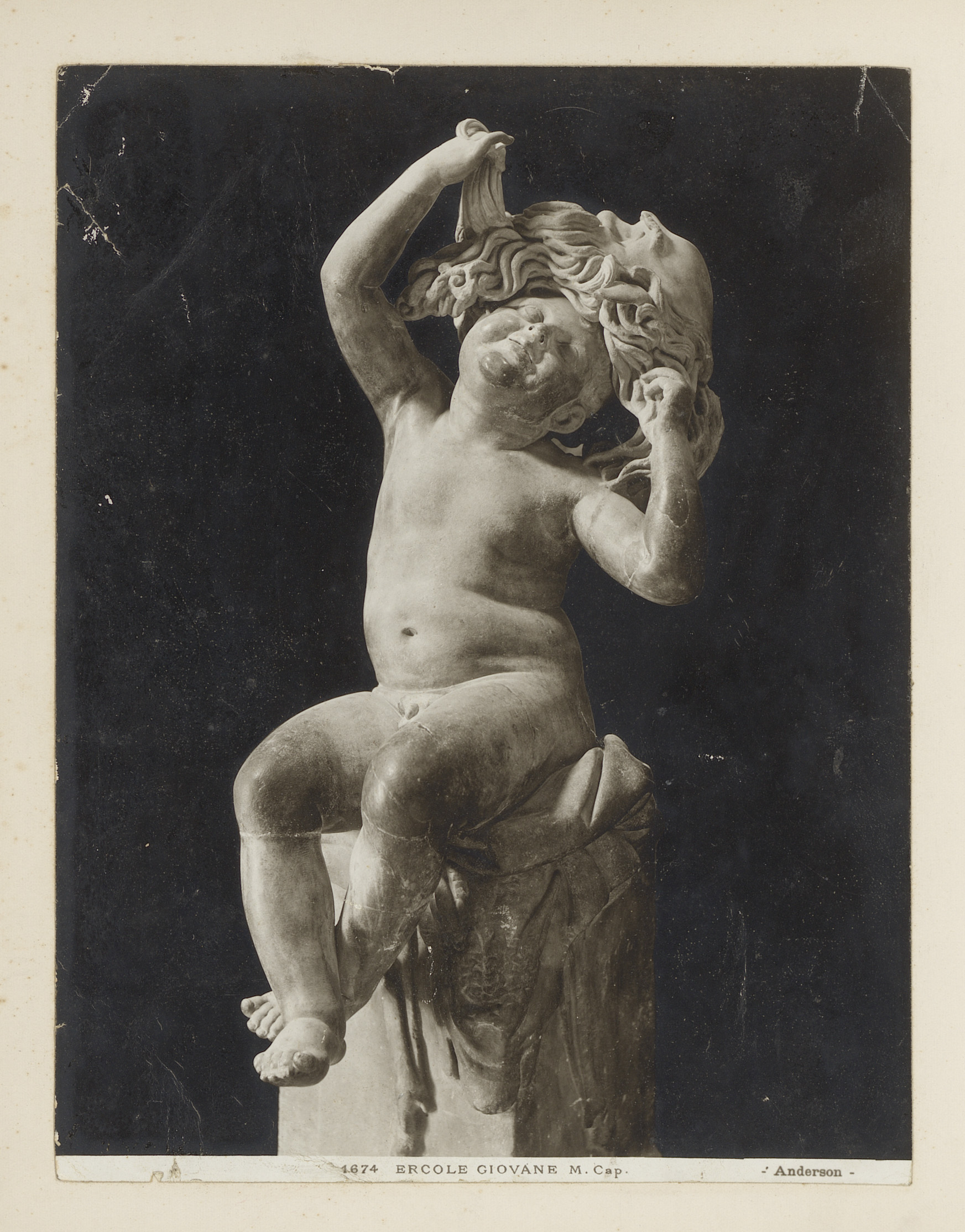 Sculptuur van een jongen spelend met een masker, in de Capitolijnse Musea te Rome, by James Anderson, public domain