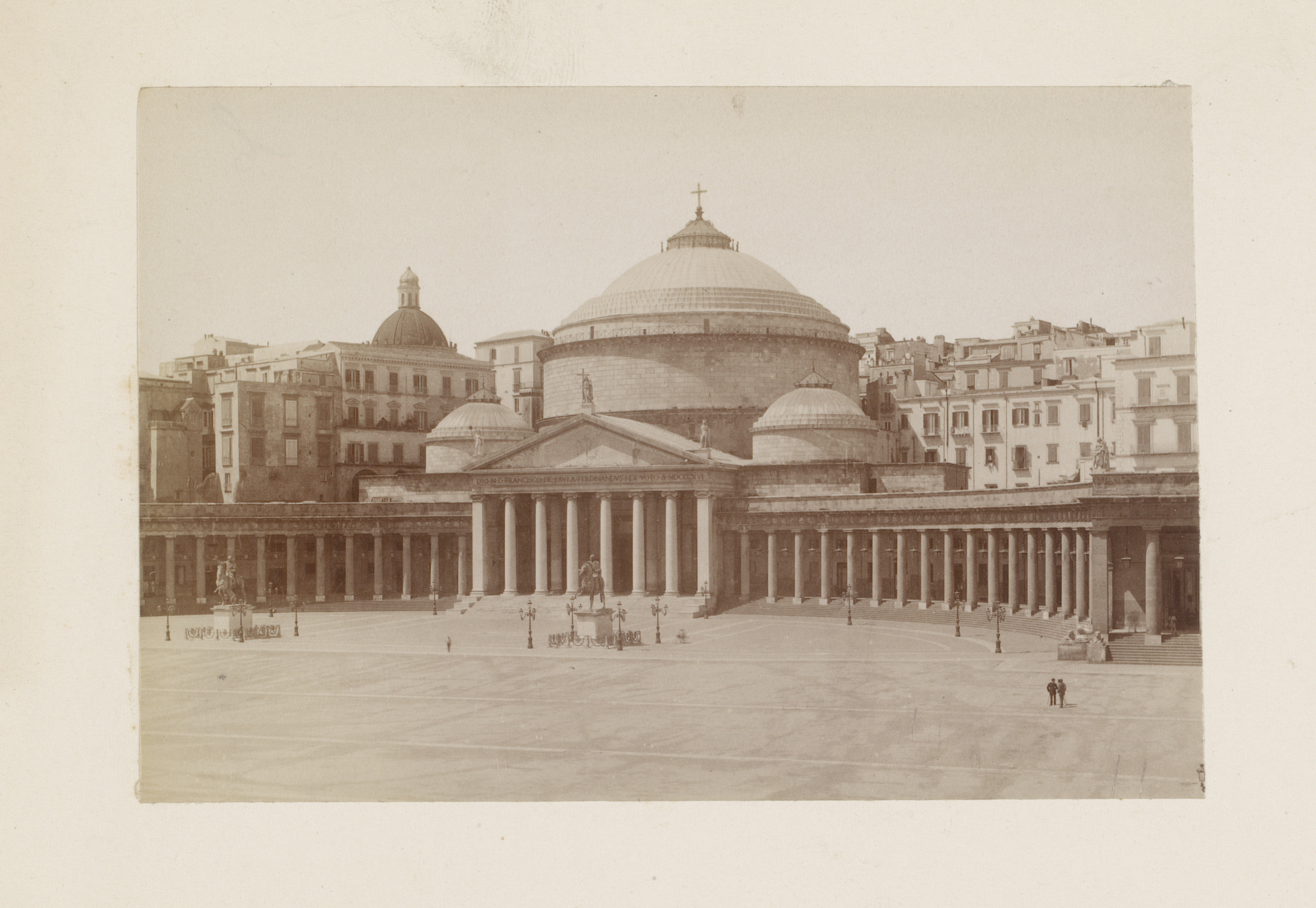 Koninklijke en pauselijke basiliek Franciscus van Paola te Napels, Italië, by Giacomo Brogi, public domain