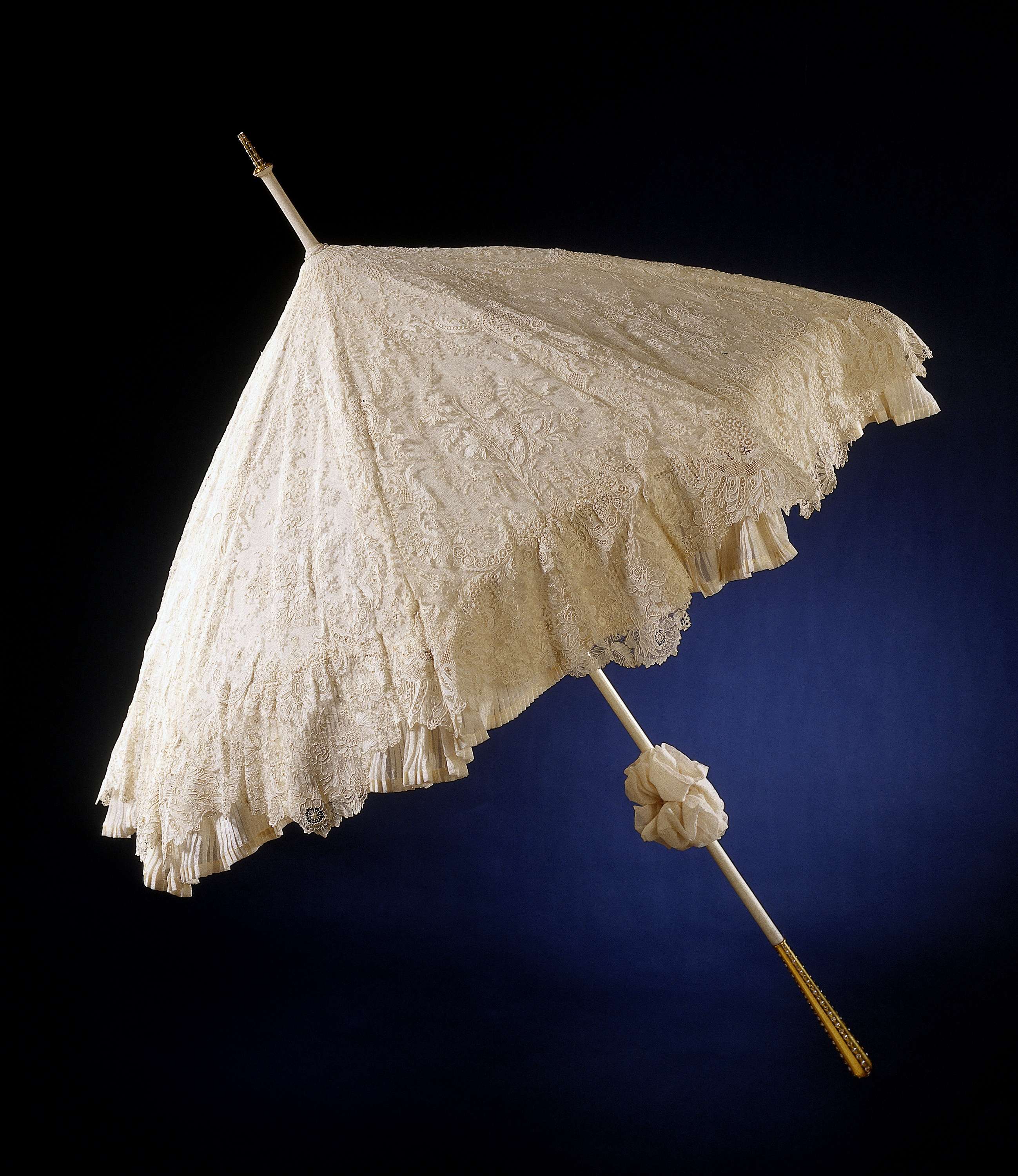 Victorian decorative art parasol made of wood, unknown artist