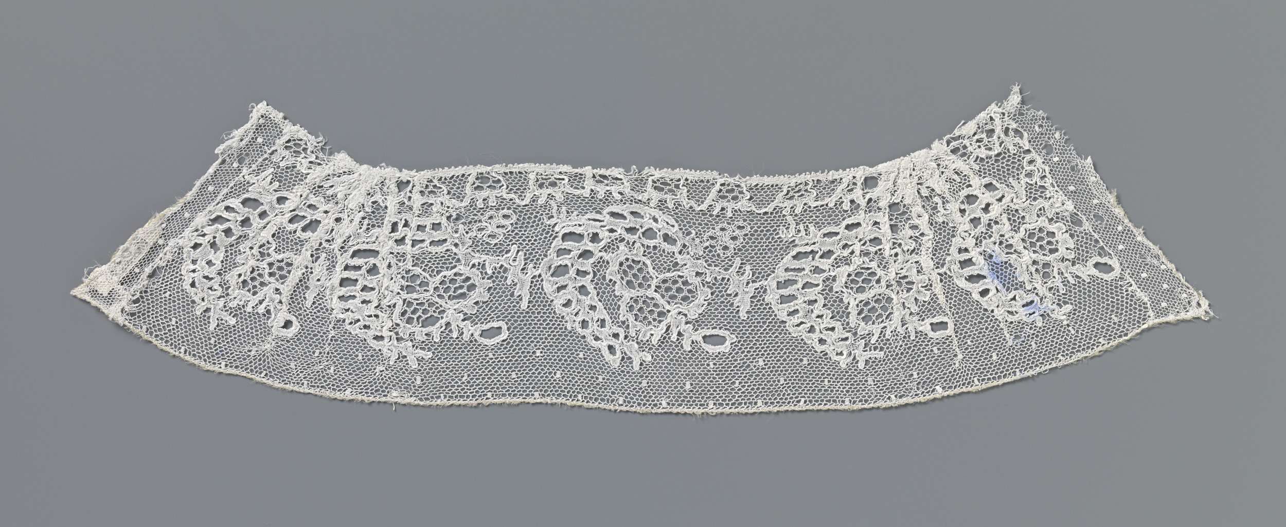 Intricate lacework titled Strook of manchet van kloskant met sikkelvormig blad by Unknown Artist