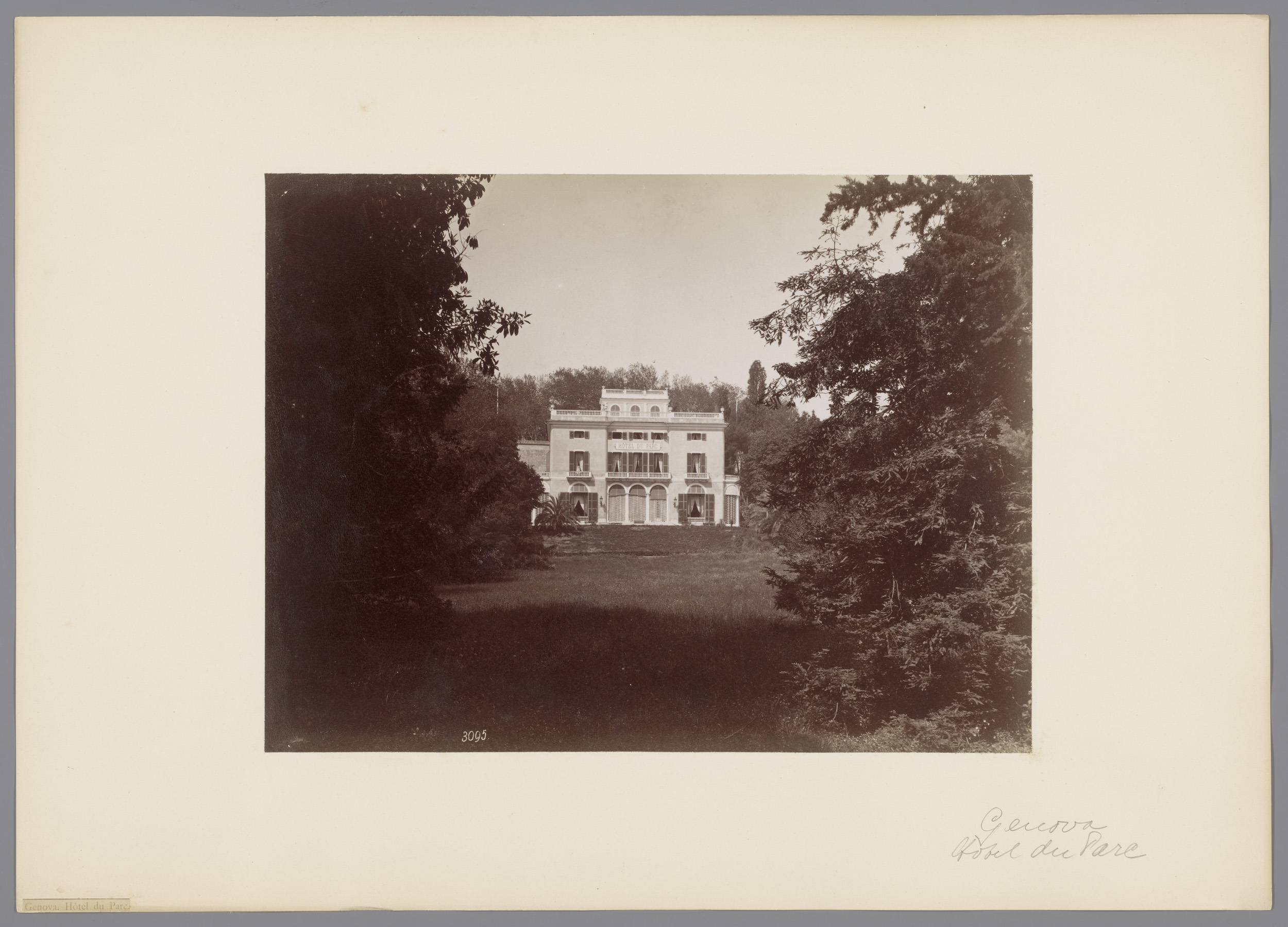 Gezicht op Hotel du Parc te Genua, Italië by Alfredo Noack, albumen print of a hotel facade in sunlight