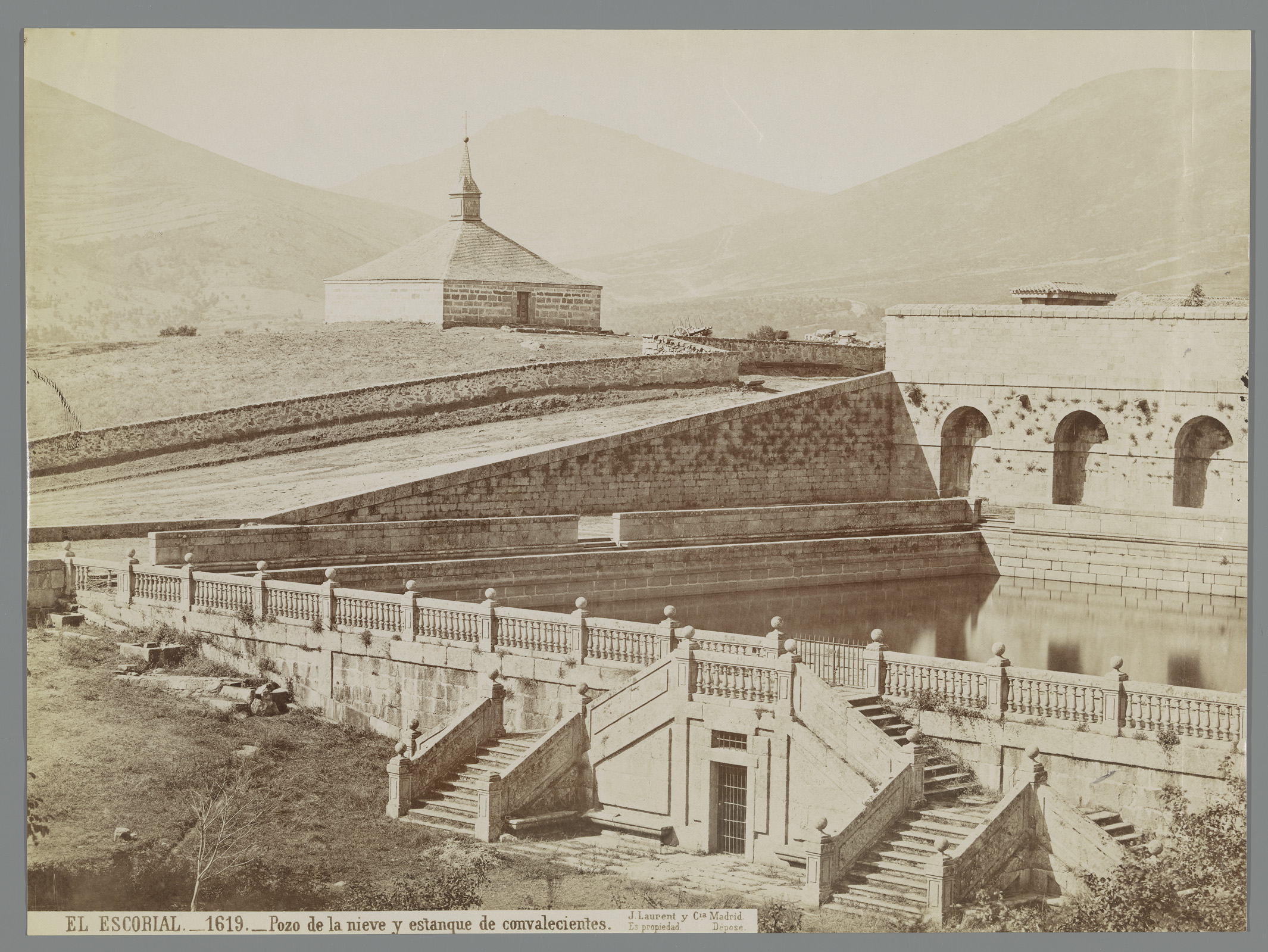 Galería de Convalecientes in de Jardines de los Frailes bij het Escorial, albumen print by Juan Laurent