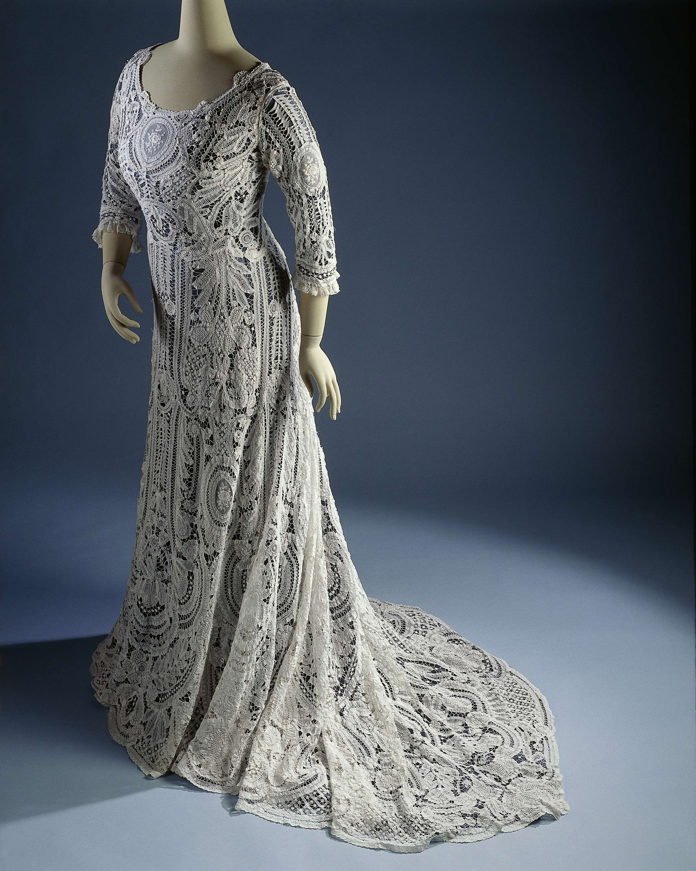 Japon met halflange mouwen en sleep, lace by Unknown Artist