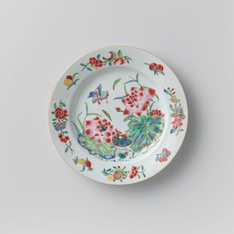 Plato de cerámica con plantas de loto, patos y racimos de flores de Artista Desconocido