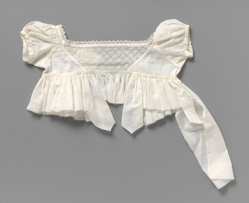 Vestido de bebé victoriano de tela con decoraciones bordadas por artista desconocido
