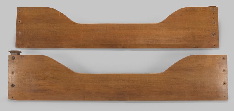 Detalhe de cama com dossel em madeira de artista desconhecido