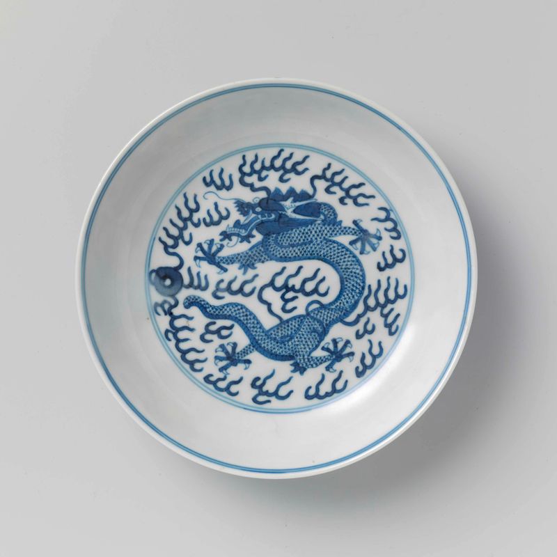 Platillo de porcelana con dragones persiguiendo perlas de Autor Desconocido
