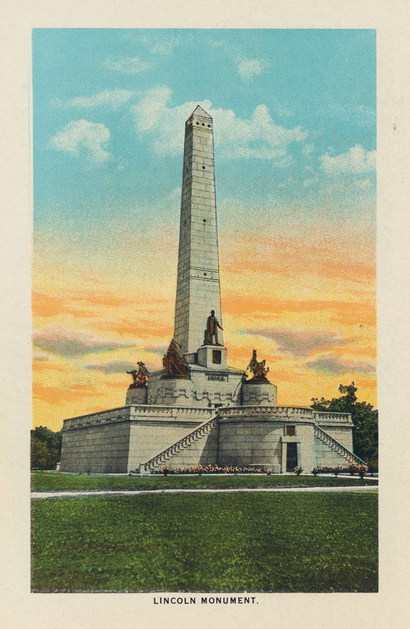 Lincoln Monument de Chas. R. Graham Co., escultura de piedra iluminada por luz y sombra