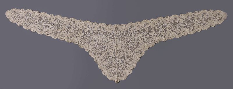 Bufanda de encaje con intrincados C-volutes de artista desconocido