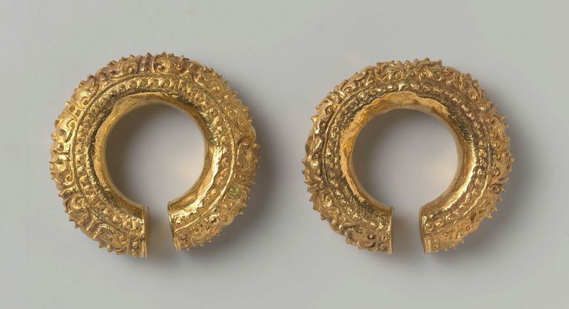 Par de brincos feitos de ouro e pedras preciosas por Artista Desconhecido