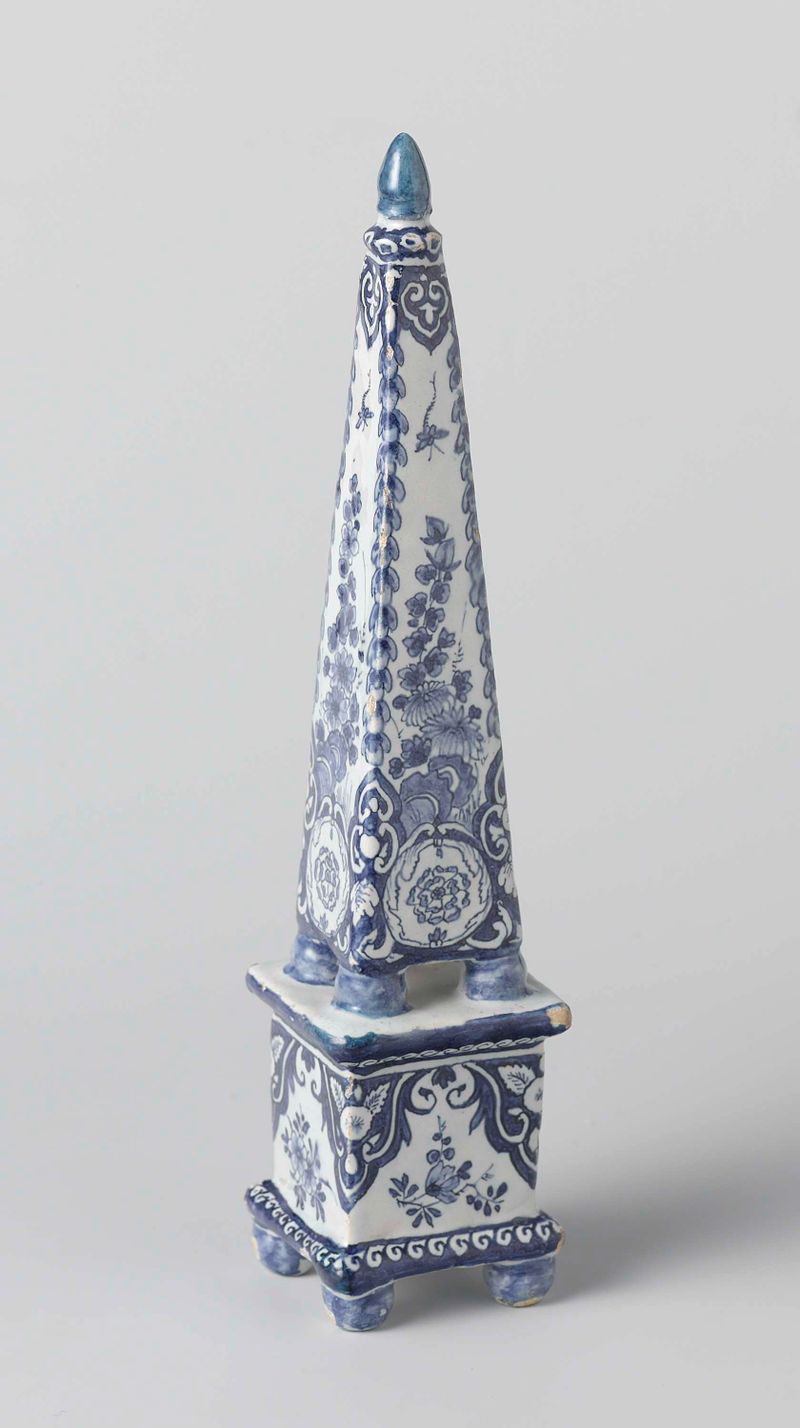 Obelisk in earthenware by De Metaale Pot, featuring swirling colors.