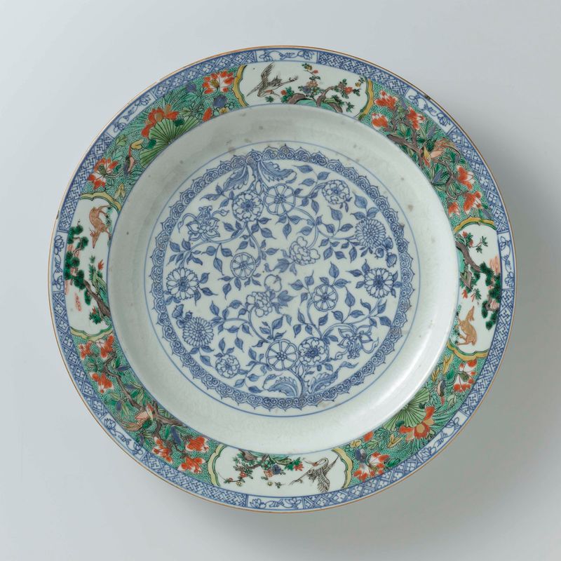 Plato de cerámica con flores estilizadas y animales de artista desconocido