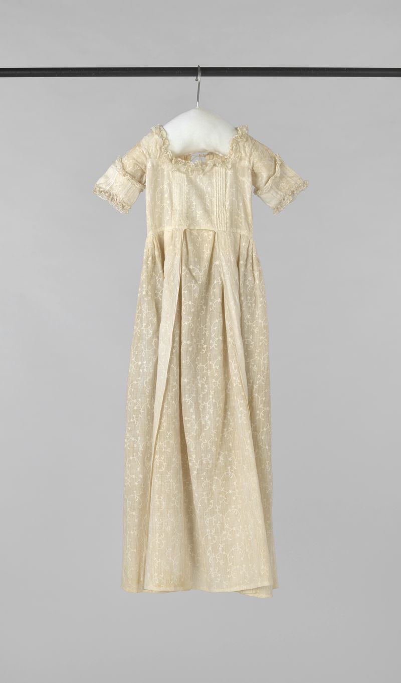 Vestido de bautizo victoriano con bordados intrincados de artista desconocido