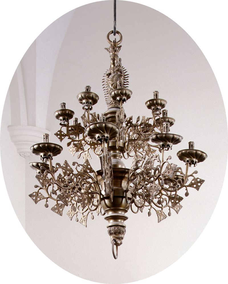 Candelabro de latão ornamentado de Unknown Artist, exibindo detalhes intrincados.
