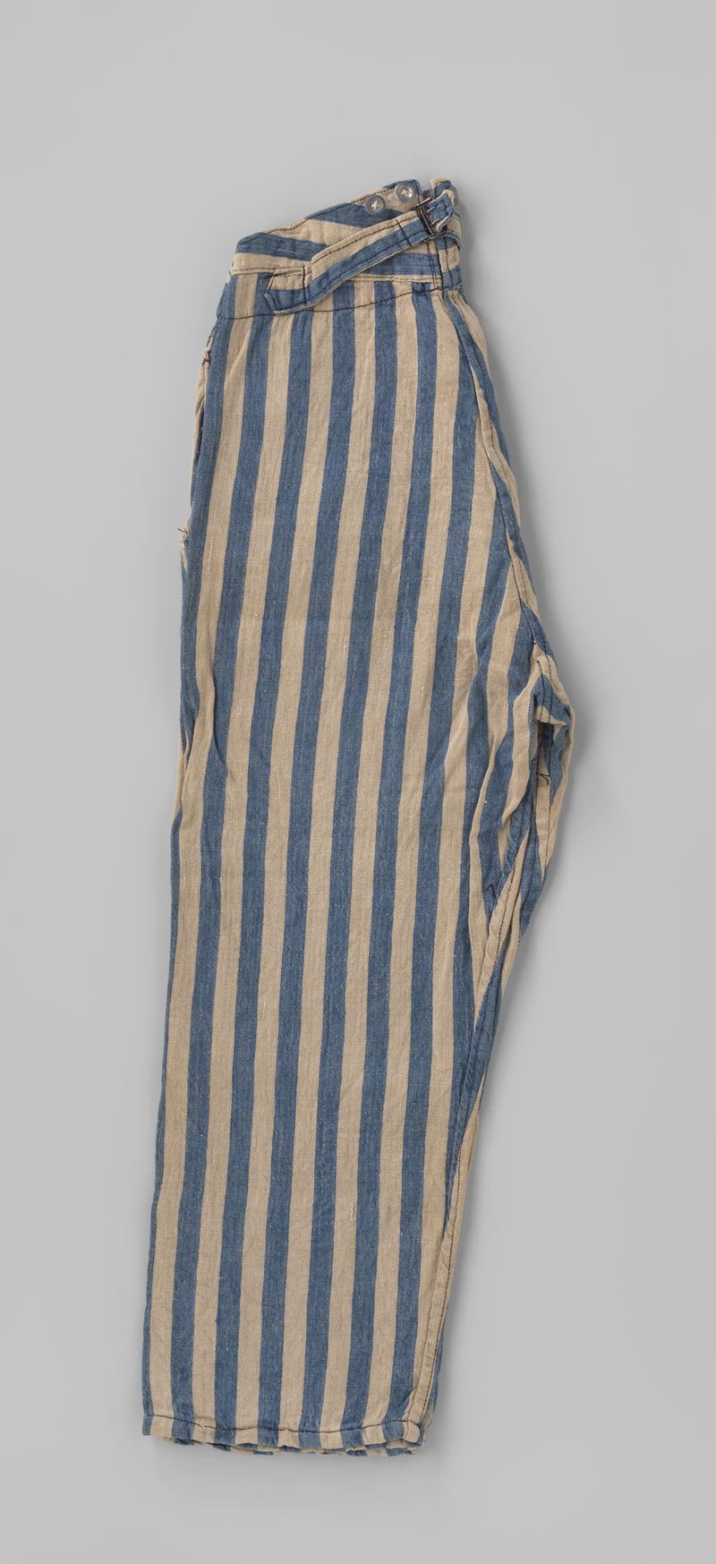 Tecido usado no campo de concentração de Dachau durante a II Guerra Mundial por um artista desconhecido