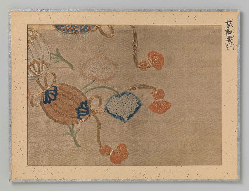 Fragment textiel, textil de seda de Unknown Artist con patrones y colores intrincados.