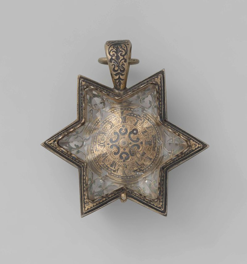 Reloj en forma de estrella hecho de metal por un artista desconocido