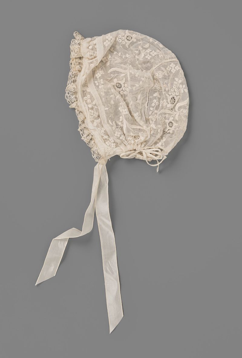Tapa de encaje decorativa hecha de tela de red por artista desconocido