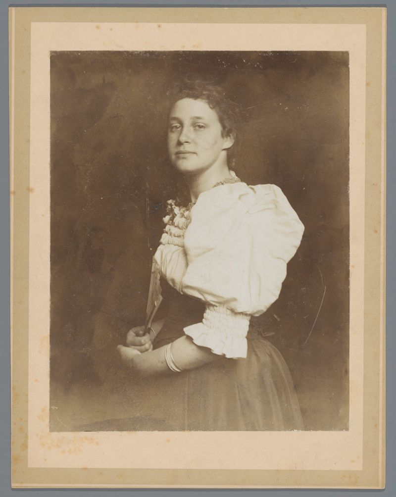 Retrato de una mujer desconocida, medio papel, por Unknown Artist