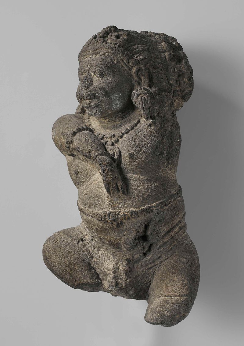 Escultura de una figura demoníaca en pose activa de un artista desconocido