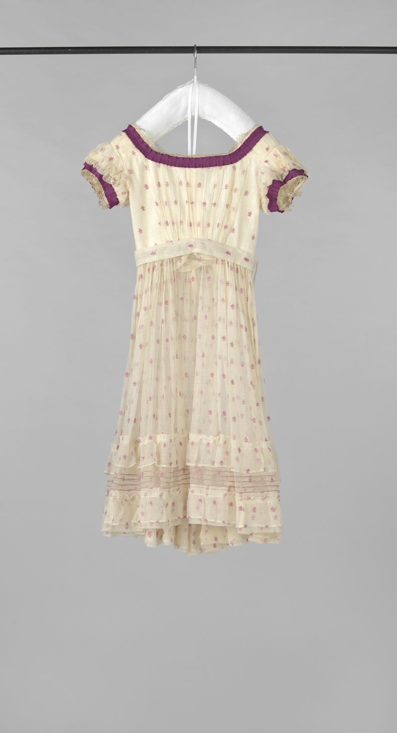 Vestido vitoriano com flores roxas de Unknown Artist, tecido tarlatan