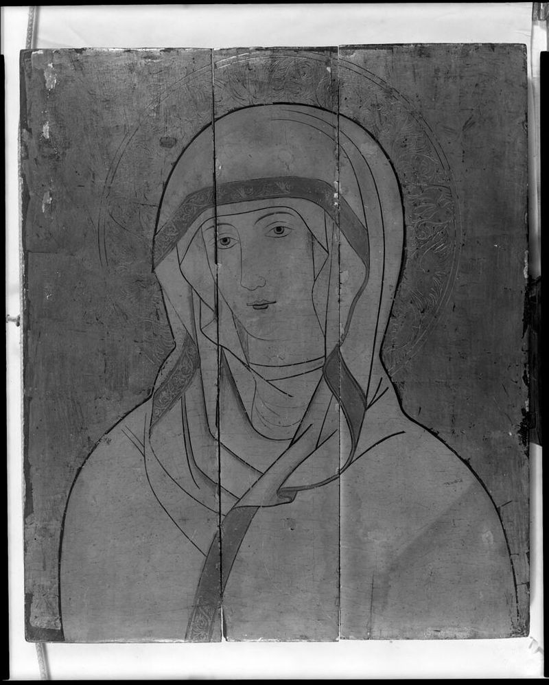 Bust of the Virgin, óleo sobre painel de um artista não identificado, mostrando expressão serena e tecido intrincado.