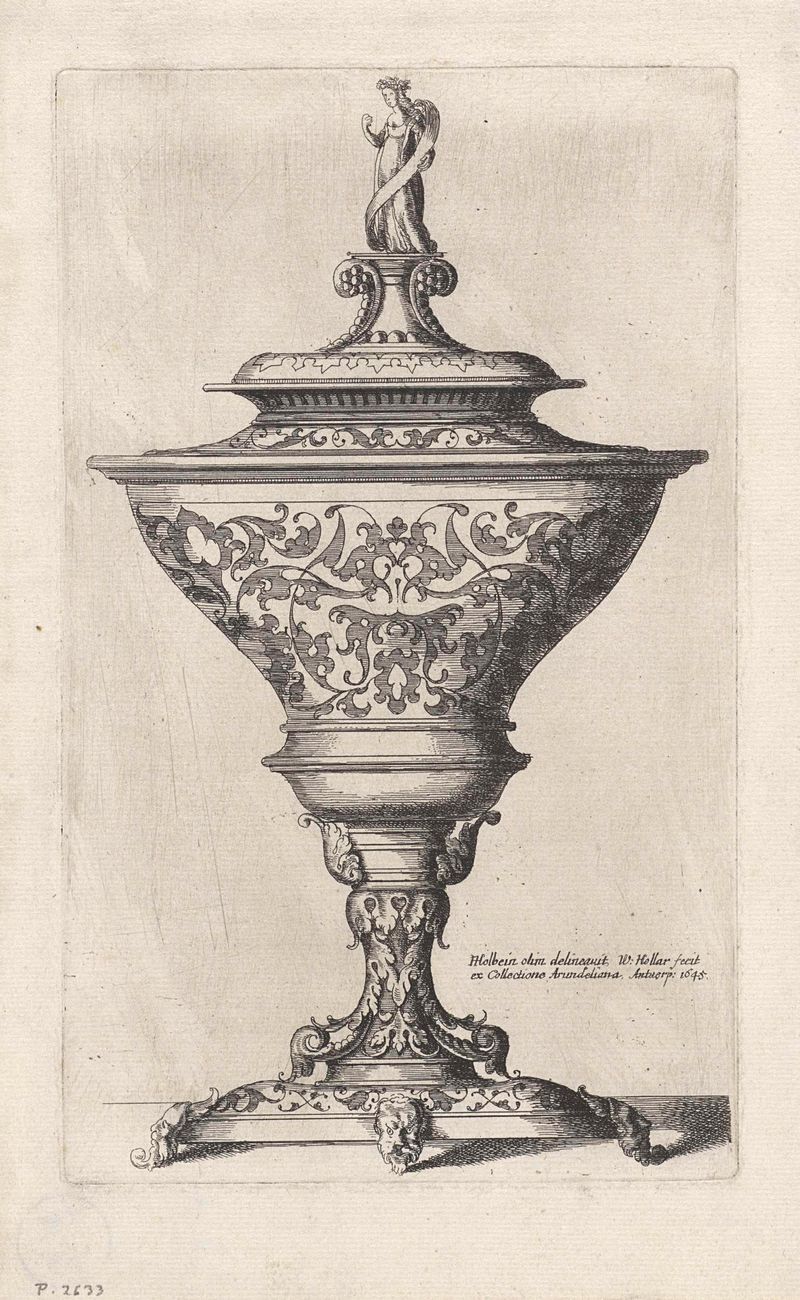 Grabado de Wenceslaus Hollar con una mujer de pie y un jarrón intrincadamente tallado.