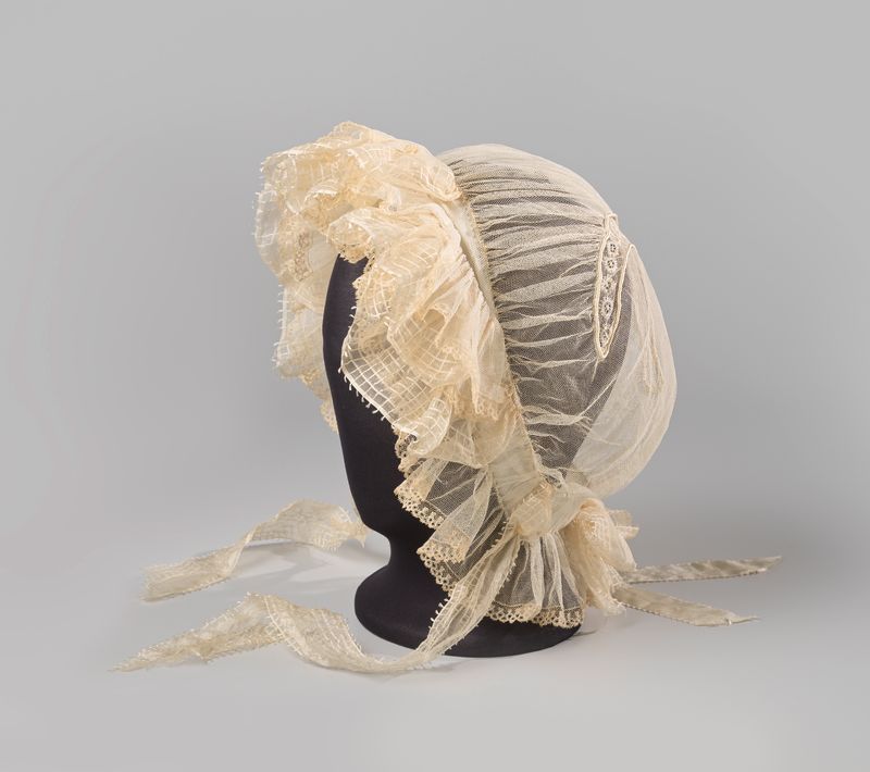 Chapéu feito de tule e renda loira não branqueada por um artista desconhecido, c. 1810-1825