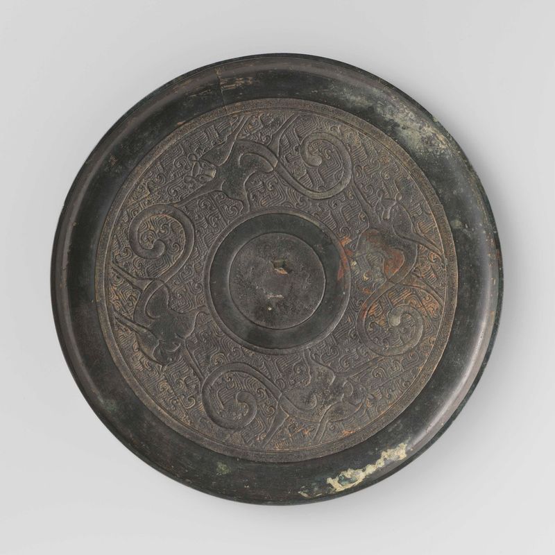 Espejo de bronce con cuatro monos de Unknown Artist