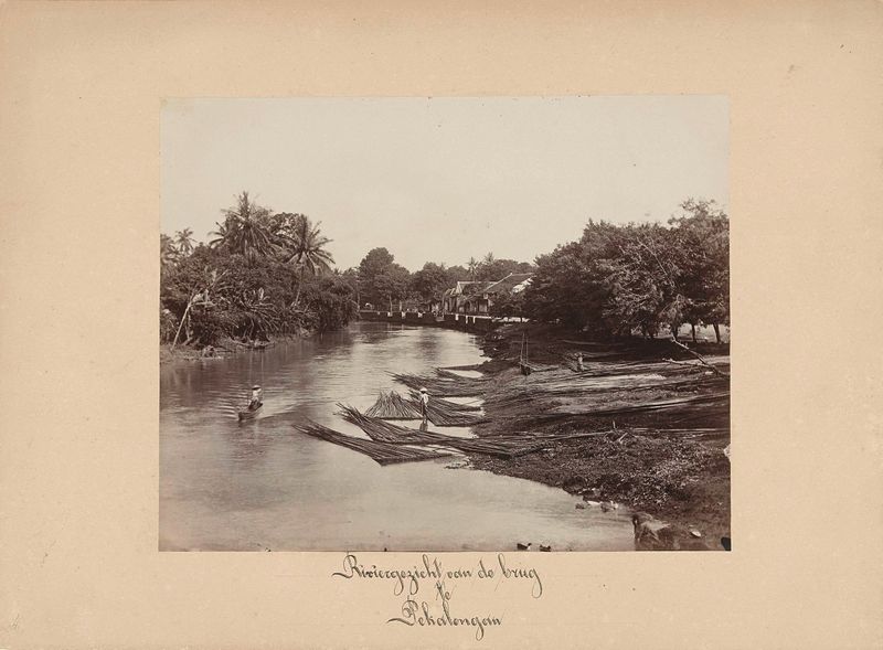 Houtverwerking op de rivier te Pekalongan, impressão em albumina de Unknown Artist mostrando figuras trabalhando ao lado d...