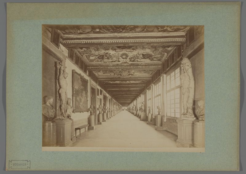 Impressão em albumina do interior da Galleria degli Uffizi por Fratelli Alinari