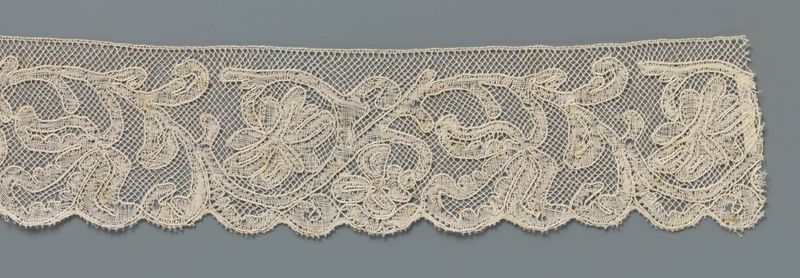 Obra de renda de um artista desconhecido com flores e designs intrincados.