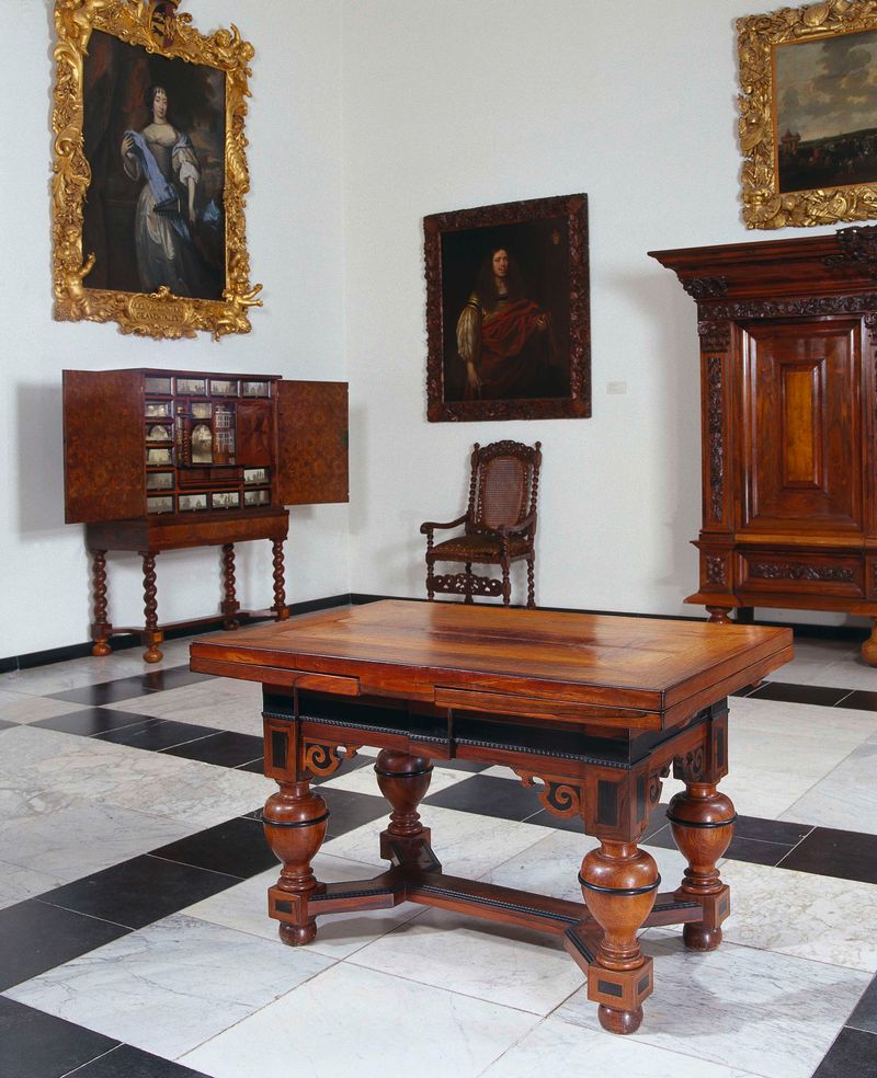 Natureza morta em madeira de artista desconhecido com uma mesa e alimentos