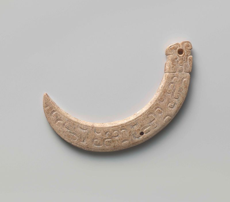 Decoratief object feito de jade por Unknown Artist com padrões intrincados.