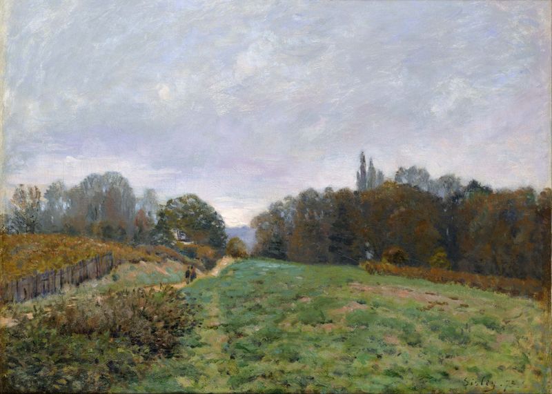 Landscape at Louveciennes de Alfred Sisley, óleo sobre tela mostrando colinas e céu azul.